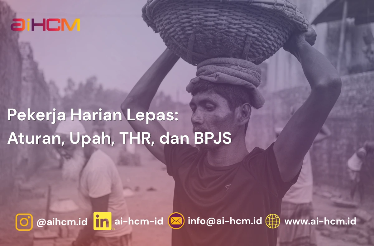 Pekerja harian lepas di gudang mencatat kehadiran harian